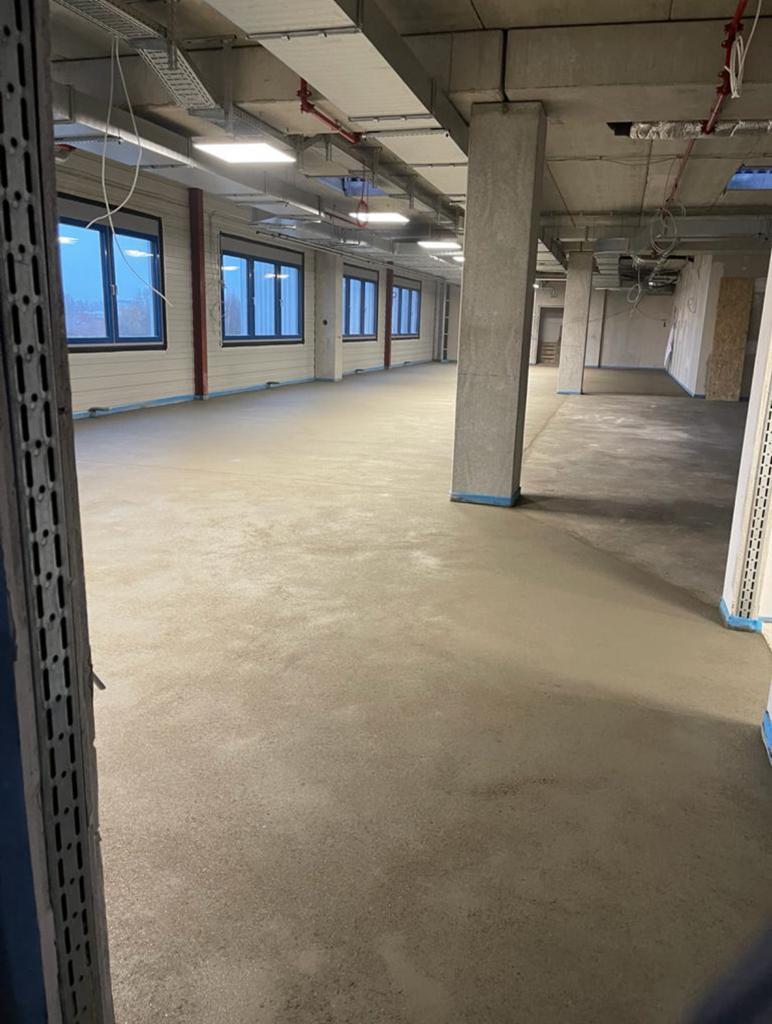 B. G. Bau GmbH – Leere Bürofläche mit Estrichboden
