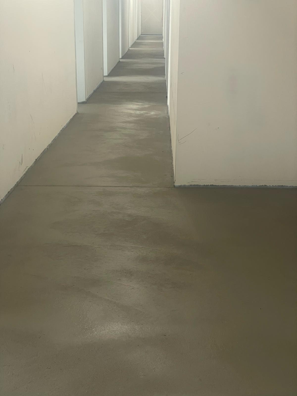 Leerer Flur mit Betonboden